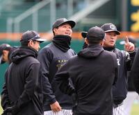 　練習前、上空を見上げる森下（中央）＝撮影・北村雅宏