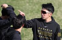 　チームに合流した石井（撮影・中田匡峻）