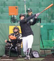 　打撃練習をする大山（撮影・中田匡峻）