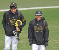 　グラウンド入りする村上（右）と才木（撮影・中田匡峻）