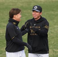 　西勇（左）と話す村上（撮影・中田匡峻）