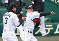 　一塁でシートノックを受ける高寺（右）と大山（撮影・中田匡峻）