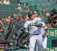 　１回、先制となる２ランを放ち、タッチを交わす前川（撮影・北村雅宏）