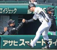 　１回、先制２ランを放った前川（右）を迎える藤川監督（撮影・中田匡峻）