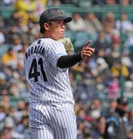 　２回、筒香を一ゴロに打ち取った村上（撮影・北村雅宏）