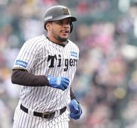 　５回、ソロを放ち、本塁へ走るヘルナンデス（撮影・田中太一）