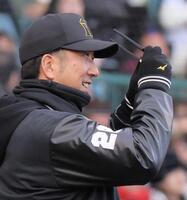 　８回を終え、選手交代を告げに行く藤川監督（撮影・北村雅宏）