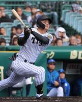 　１回、先制２ランを放つ前川（撮影・北村雅宏）