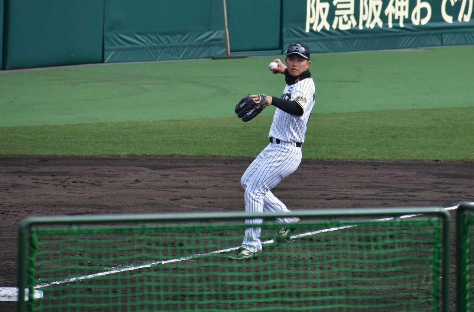 　三塁守備練習に励む中川