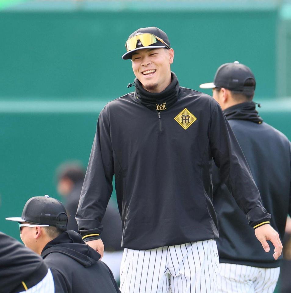 　チームに合流し、笑顔を見せる佐藤輝（撮影・北村雅宏）