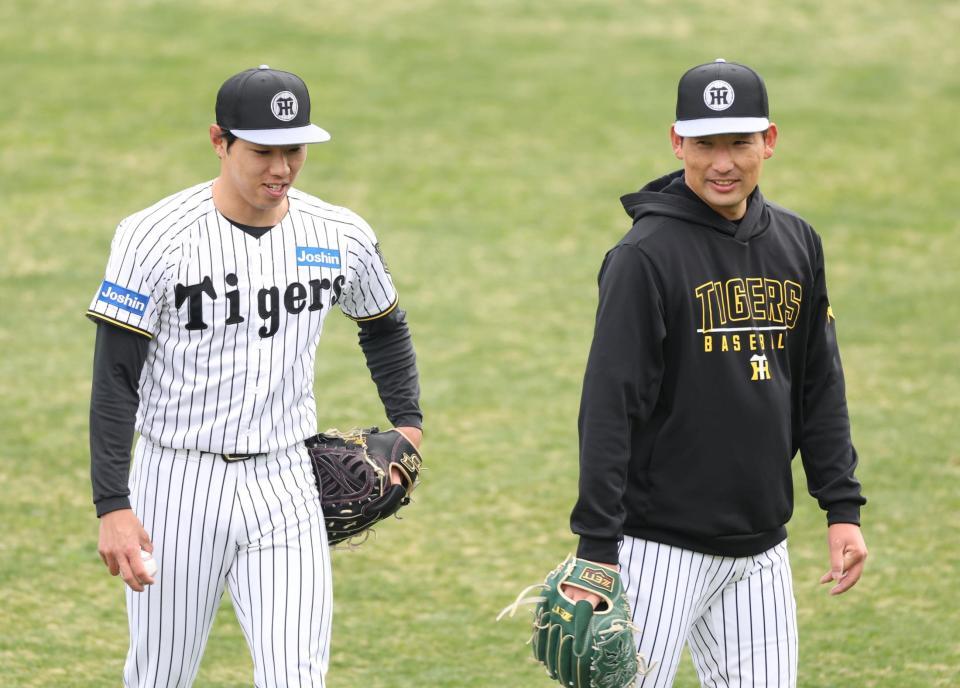 　キャッチボールを終え、岩崎（右）と話す工藤（撮影・中田匡峻）