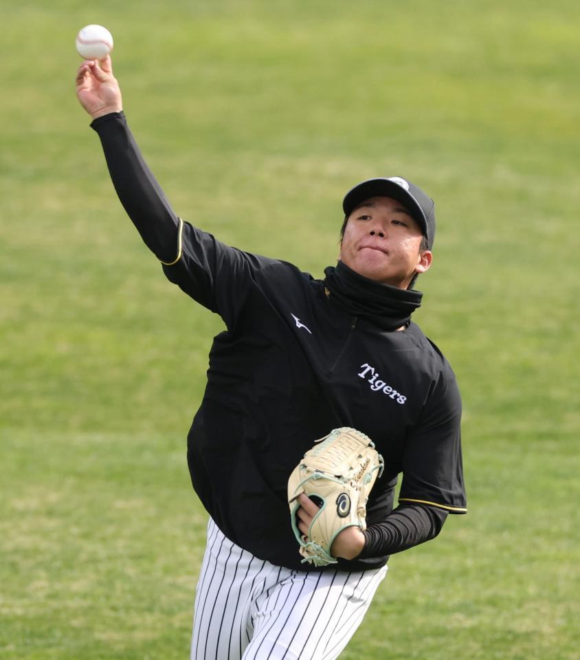 　キャッチボールをする村上（撮影・中田匡峻）