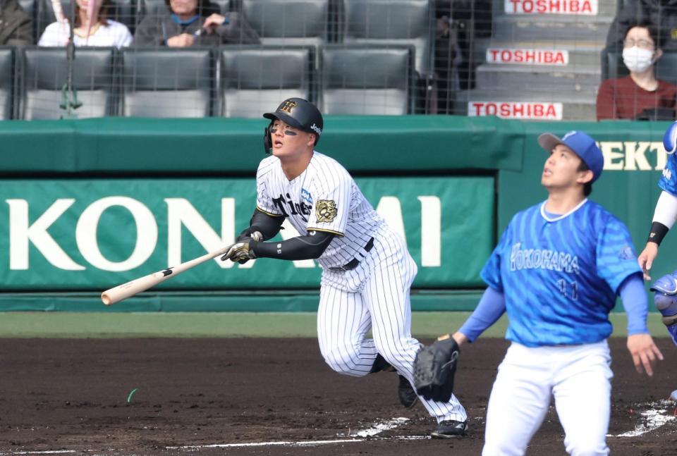　１回、東（右）から先制２ランを放つ前川（撮影・中田匡峻）
