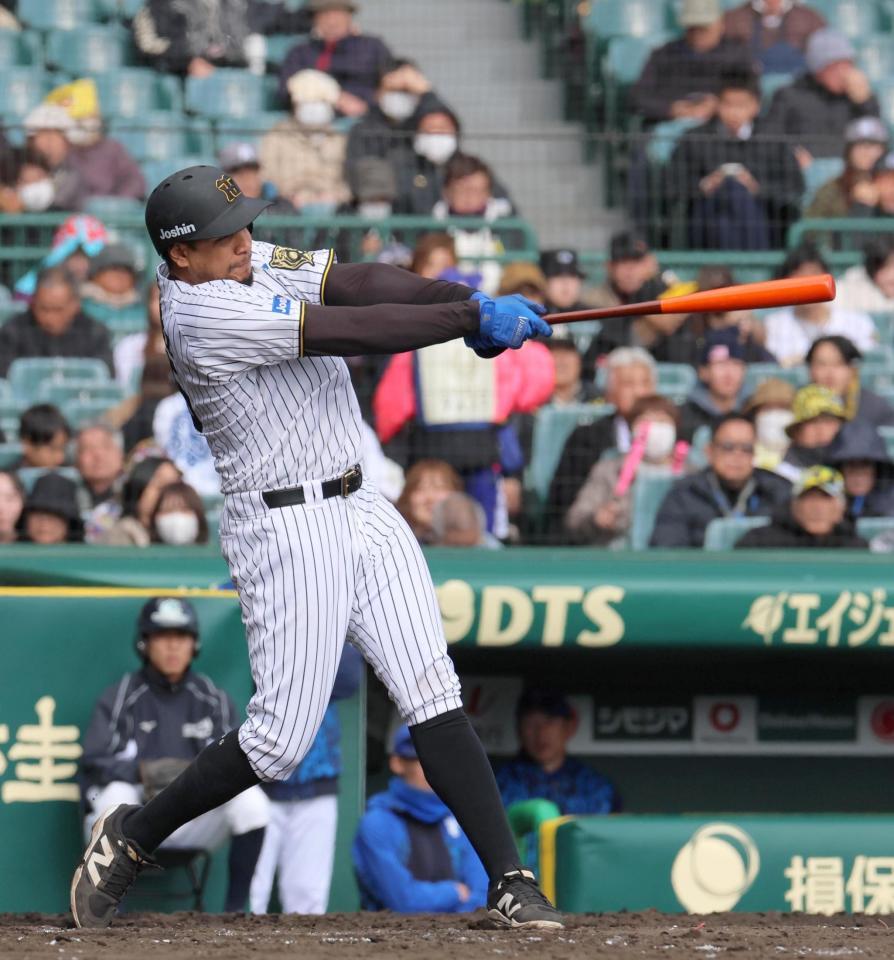 　５回、ソロを放つヘルナンデス（撮影・北村雅宏）