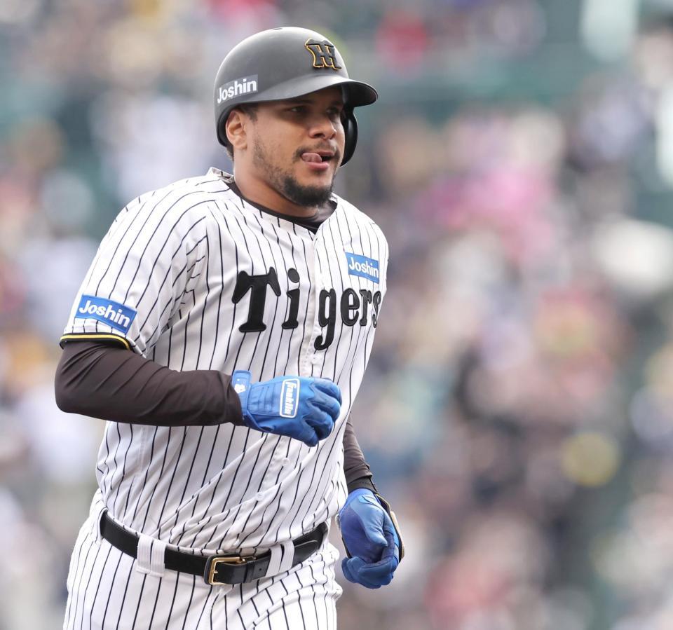 　５回、ソロを放ち、本塁へ走るヘルナンデス（撮影・田中太一）