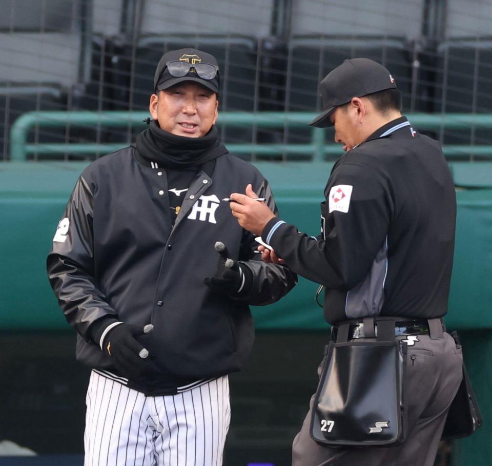 　８回裏の攻撃を終え、選手交代を告げる藤川監督（左）＝撮影・中田匡峻