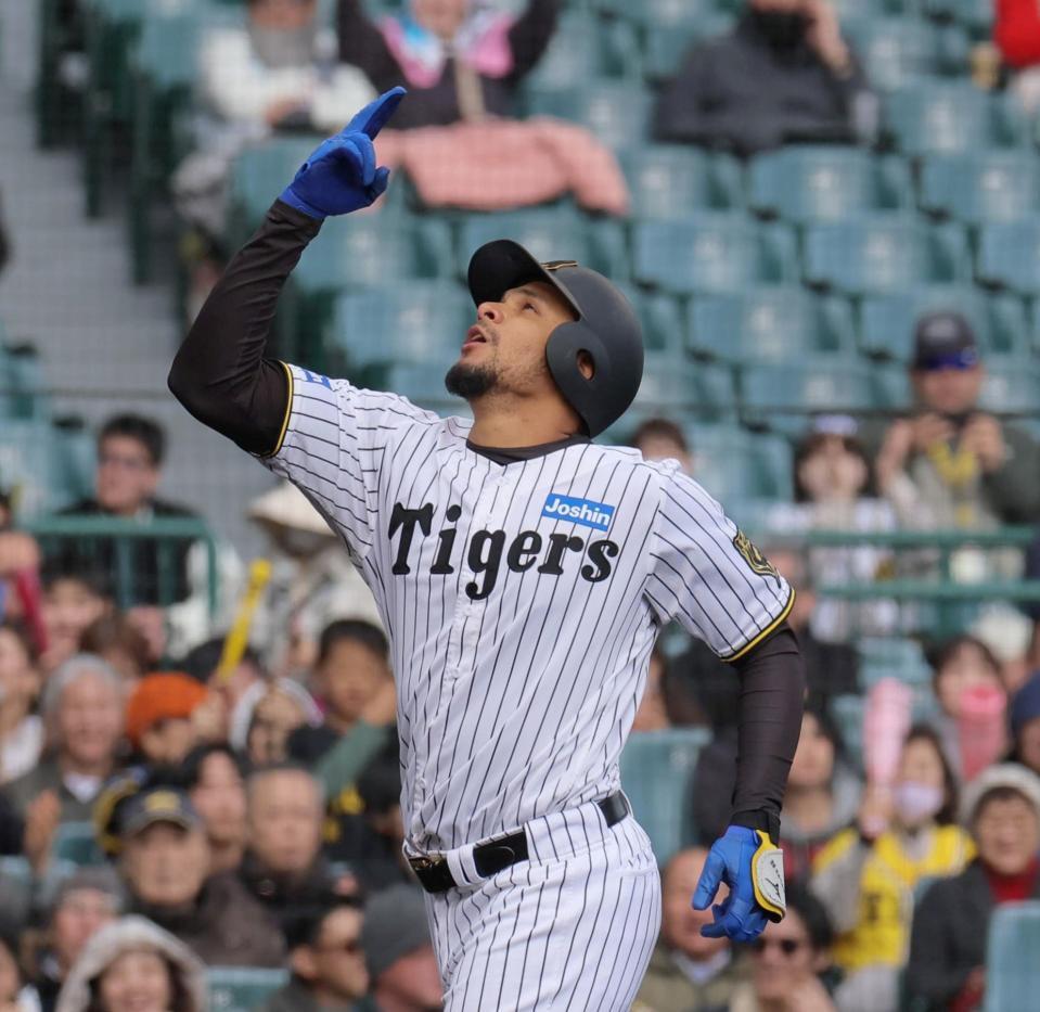 　５回、ソロを放ったヘルナンデスは生還しながら天を見上げる（撮影・北村雅宏）