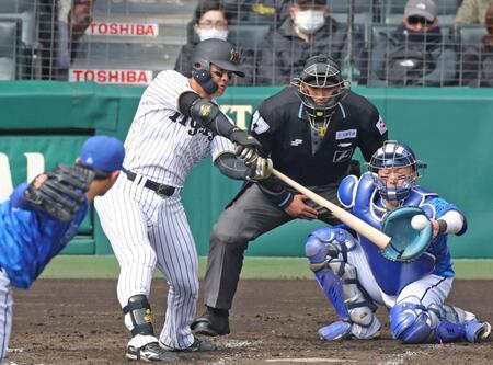 　３回、左前打を放つ前川（撮影・中田匡峻）