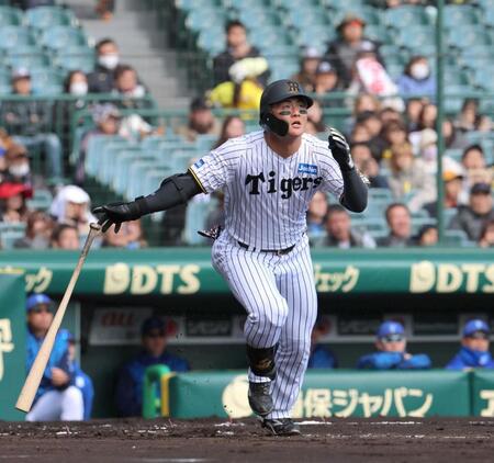 　１回、先制２ランを放つ前川（撮影・北村雅宏）