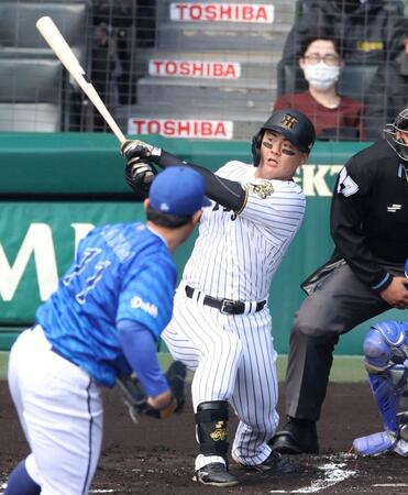 　１回、東（手前）からライトへ先制２ランを放つ前川（撮影・中田匡峻）