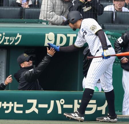 　５回、ソロを放ったヘルナンデス（右）を迎える藤川監督（撮影・中田匡峻）