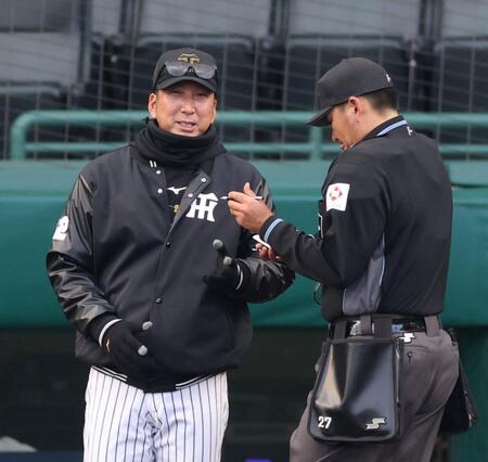 　８回裏の攻撃を終え、選手交代を告げる藤川監督（左）＝撮影・中田匡峻