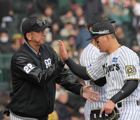 　ＤｅＮＡに快勝し、前川を迎える藤川監督（左）＝撮影・北村雅宏