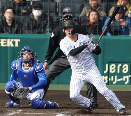 　７回、ライトへ適時二塁打を放つ大山（撮影・中田匡峻）