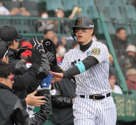 　７回、大山の適時二塁打で生還し、ナインとタッチを交わす佐藤輝（撮影・北村雅宏）