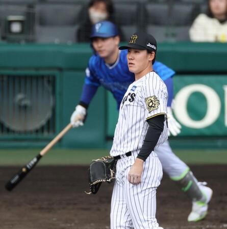 　４回、佐野（奥）を二直に打ち取る富田（撮影・中田匡峻）