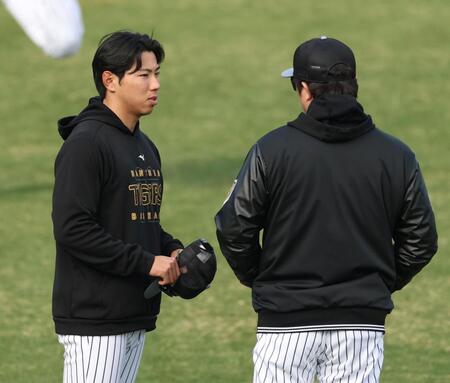 　安藤投手チーフコーチ（右）と話す工藤（撮影・中田匡峻）