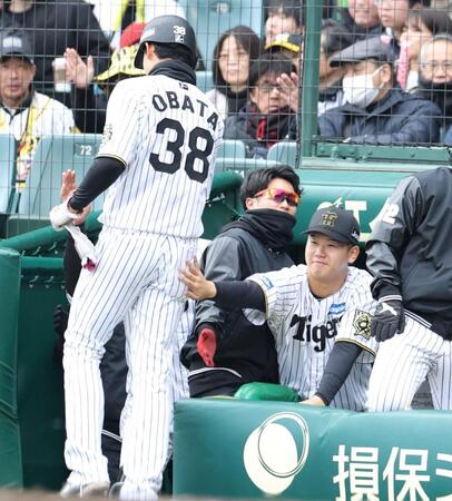 ３回、小幡（３８）は先制の生還を果たし、笑顔で迎える門別（撮影・中田匡峻）