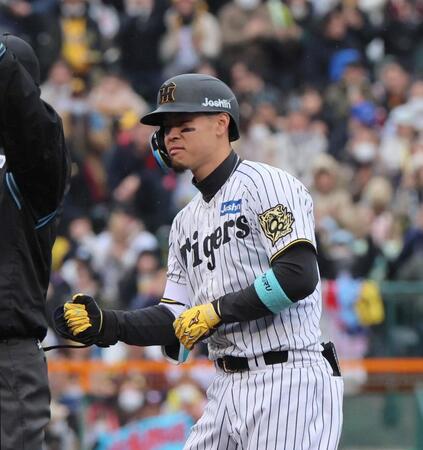 ５回、２点適時二塁打を放ち、拳を握る佐藤輝（撮影・北村雅宏）