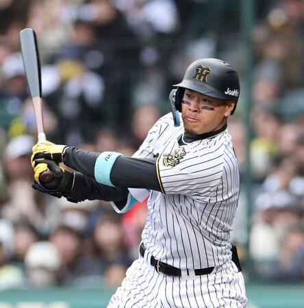 ５回、レフトへ２点適時二塁打を放つ佐藤輝（撮影・中田匡峻）