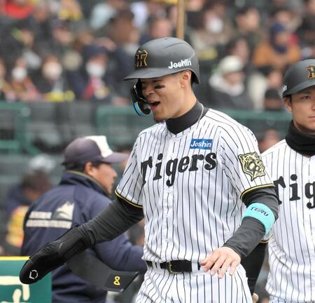 ５回、２点適時二塁打を放った佐藤輝はベンチ前で笑顔を見せる（撮影・北村雅宏）