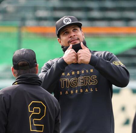 　梅野（左）と話すヘルナンデス（撮影・中田匡峻）