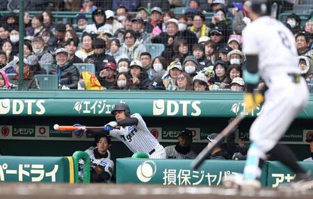危機一髪!?阪神助っ人がド執念バント成功!珍プレーでファンの爆笑も誘う