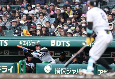 　７回、佐藤輝（手前）のファールボールをバントするヘルナンデス（撮影・中田匡峻）