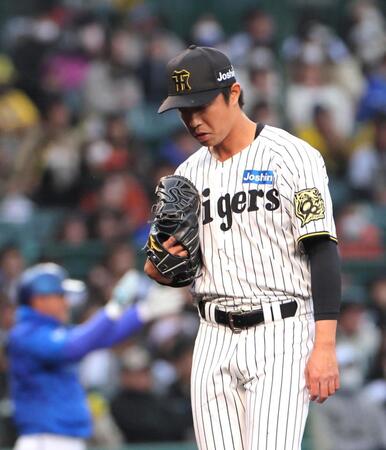 　９回、逆転を許した島本はガックリとベンチに引き揚げる（撮影・北村雅宏）