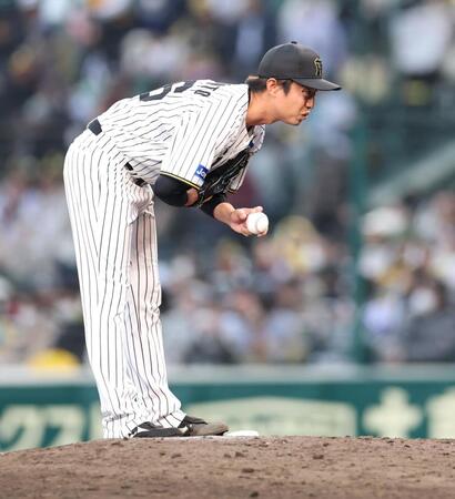 ９回に登板も逆転を許し、渋い表情の島本（撮影・中田匡峻）