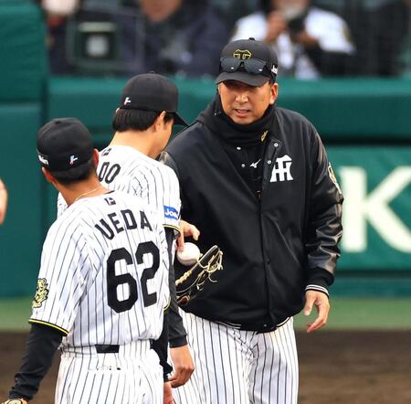 ８回、マウンドで工藤（中央）にボールを手渡す藤川監督（右）＝撮影・山口登