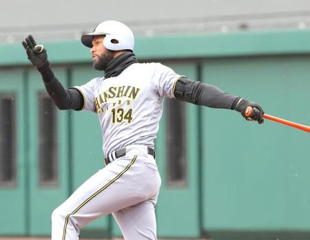 ４回、左翼線に二塁打を放つコンスエグラ（撮影・西岡正）