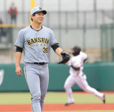 ３回、石塚の大きな打球がファールとなり、苦笑いする畠（撮影・西岡正）