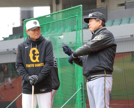 　桑田２軍監督（左）と話す平田２軍監督（撮影・西岡正）