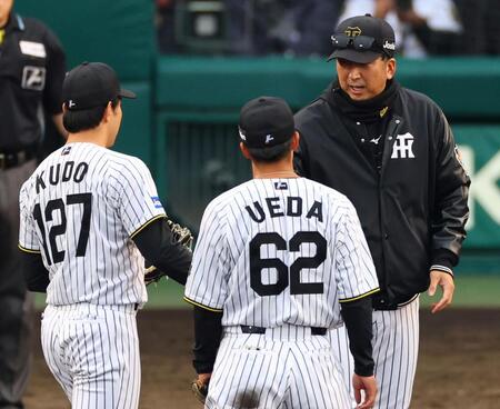 ８回、マウンドで藤川監督（右）は工藤（左）へボールを手渡す（撮影・山口登）