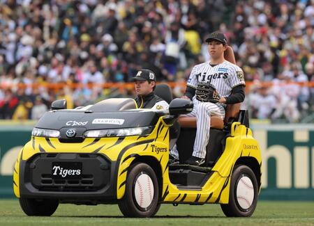 　８回途中、リリーフカーでマウンドへ向かう工藤（撮影・北村雅宏）