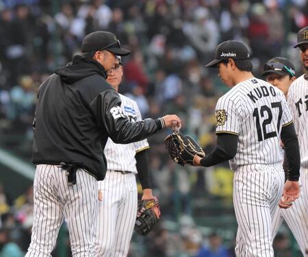 　８回、工藤の登板を告げて自らボールを渡す藤川監督（左）＝撮影・北村雅宏