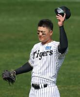 　１回に先制２ランを放った前川は守備についた際、ファンの歓声に帽子を取って応える（撮影・中田匡峻）