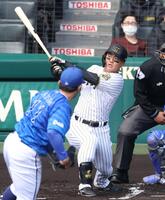 　１回、東（手前）からライトへ先制２ランを放つ前川（撮影・中田匡峻）