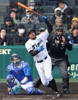 　５回、左中間へソロを放つヘルナンデス（撮影・中田匡峻）